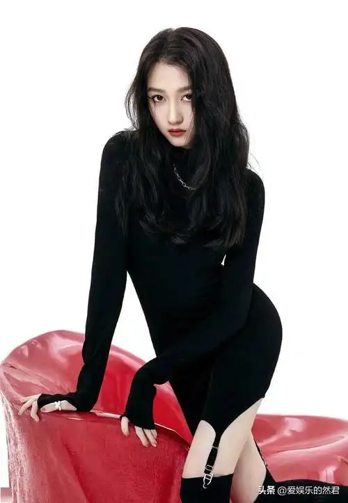 童星-关晓彤的一颦一笑都是那样让人沉醉,白富美的身材更是羡慕