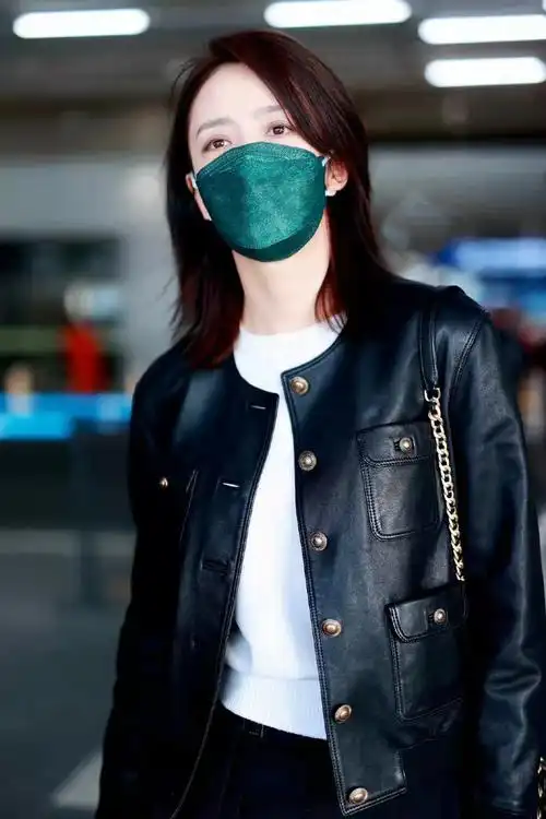 佟丽娅穿机车皮夹克配阔腿裤随性与甜酷兼具简直教科书级穿搭