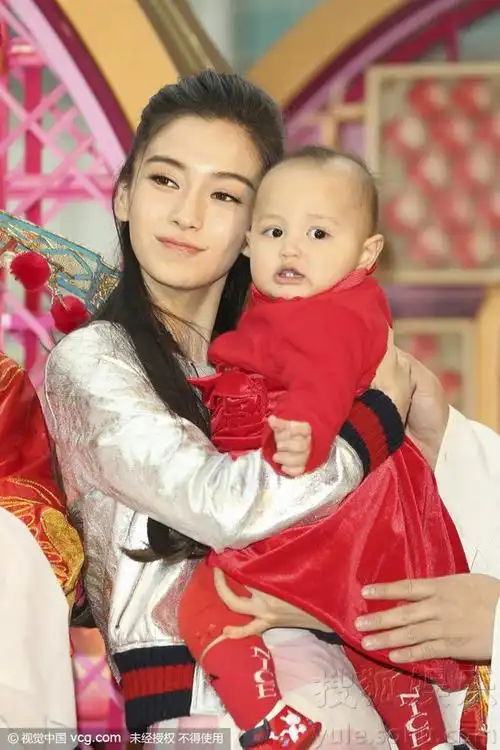 baby怀抱小孩母爱泛滥 望追生猴年宝宝