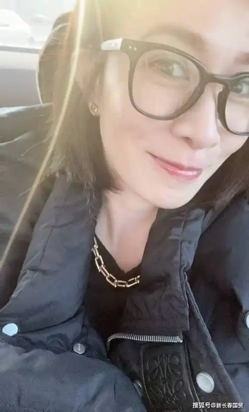 睽违3年复出佘诗曼晒素颜自拍照如今49岁的她长这样