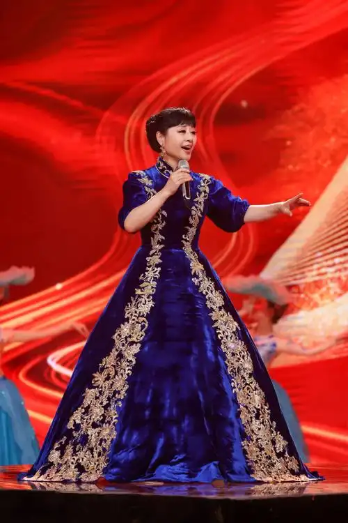 歌唱家@殷秀梅用高音征服舞台,传递家国情思,凝聚侨心侨情,祝祖国繁荣