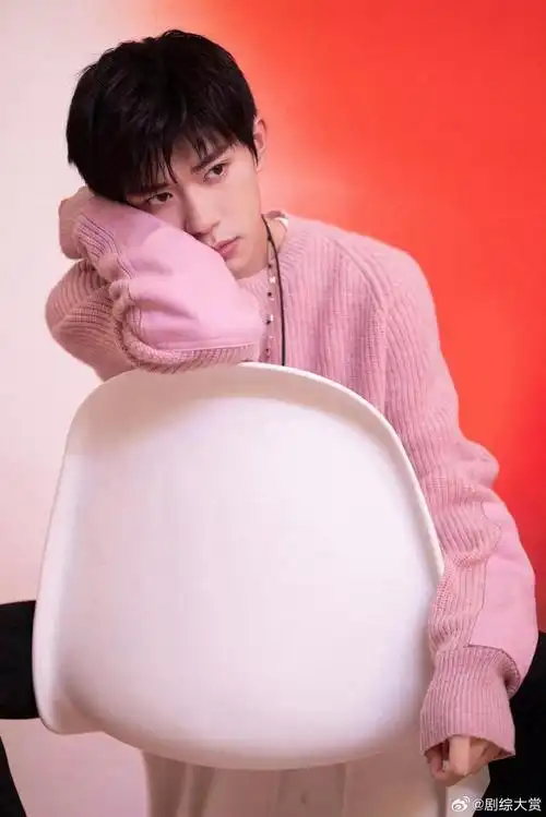 易烊千玺23岁生日照来啦,又长大了一岁