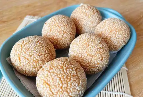 炸麻团用开水或冷水和面都不对教你正确做法酥脆空心不开裂