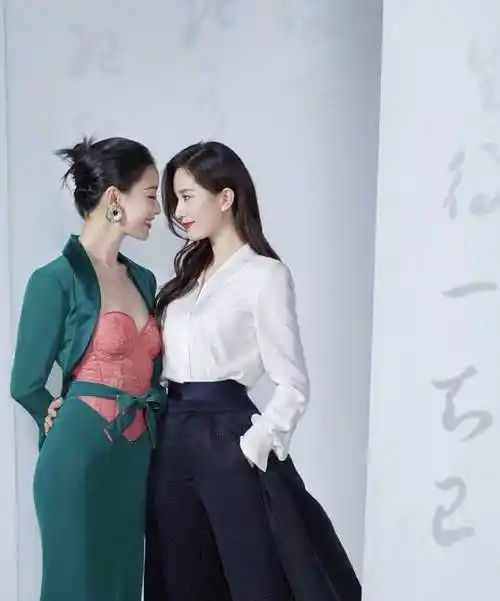 刘诗诗倪妮拍大片互动亲密倪妮红配绿礼服造型被指灵感来源于钱夫人