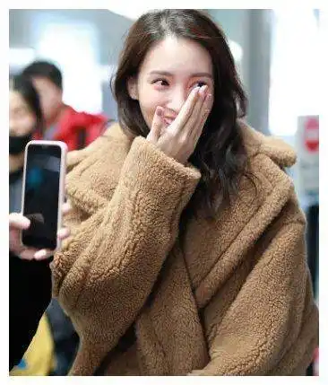 金晨素颜状态超好,格子围巾当成披肩太洋气,长发飘飘美似初恋_时尚_大