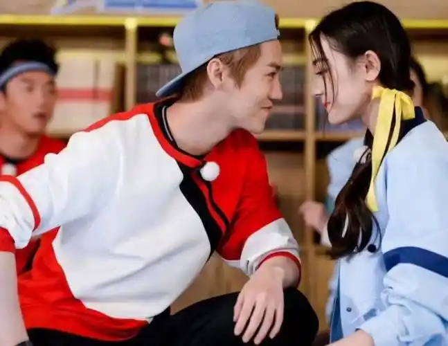 为了热度,节目组常常将鹿晗和迪丽热巴分在同一组,为的就是剪辑两人