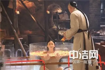 卫浴明星 网友ps恶搞 《宫锁连城》 袁姗姗裸身浴照被玩坏