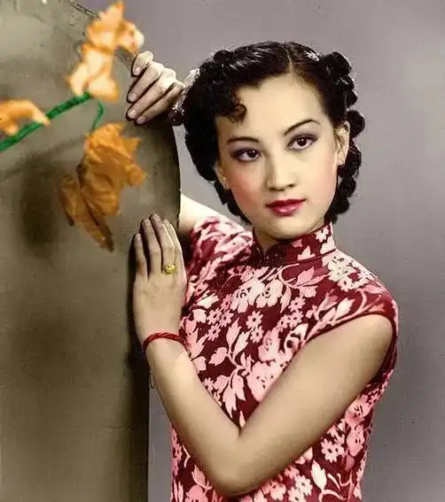 民国美女旗袍穿搭,金嗓子周璇.周璇 民国歌星 容貌精致 细眉 - 抖音