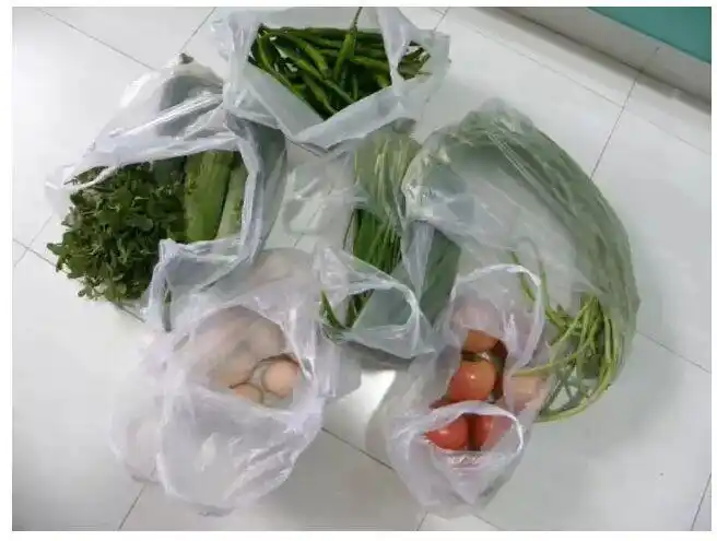 直接用提菜回来的塑料袋,包裹蔬菜放进冰箱?那你可就做错了!