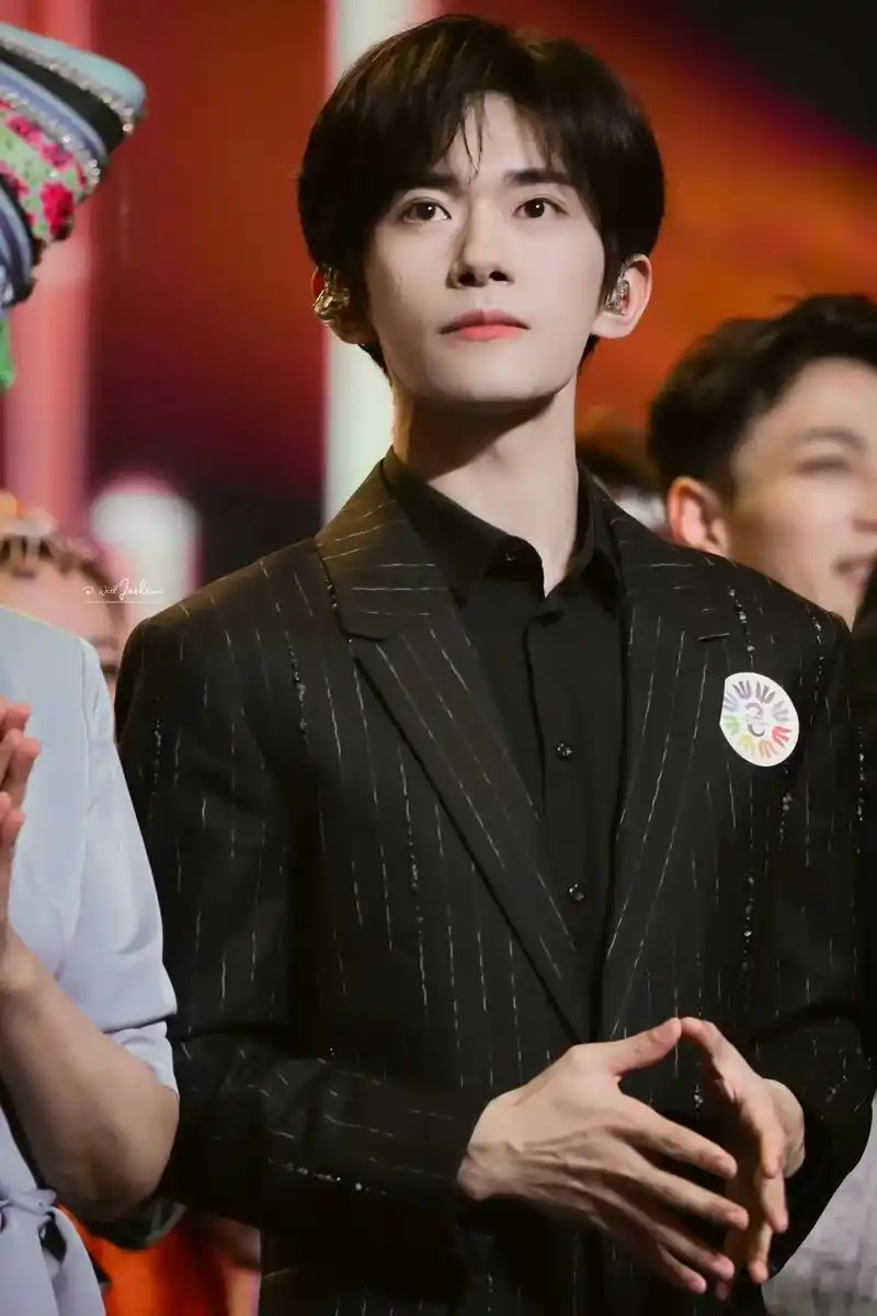 易烊千玺不辞星海 #易烊千玺 #玺子哥 #易烊千玺高清图 - 抖音