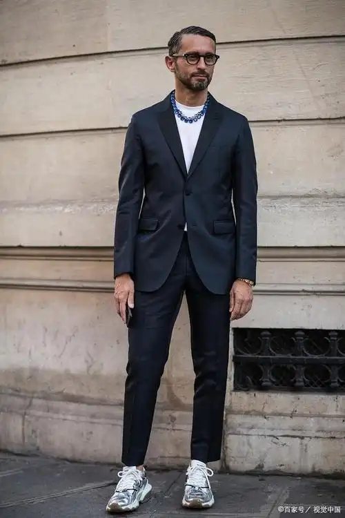 帆布鞋帆布鞋是一种休闲风格的鞋子,它的颜色和质地可以和西装搭配出