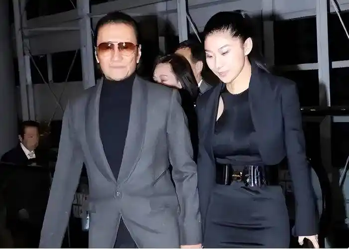 相差49岁的爷孙恋:谢贤养了12年的coco,分手5年后如今怎样了?