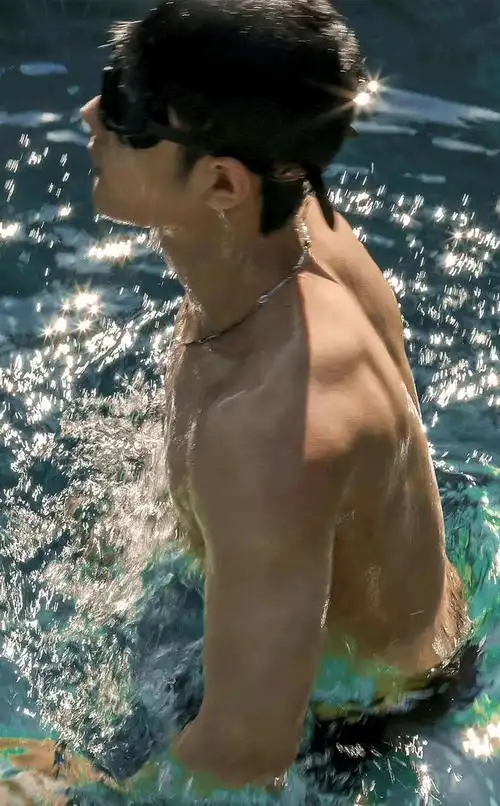 肖战晒黑了,泳池湿身显饱满肌肉!