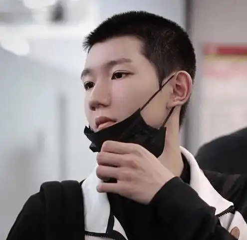 王俊凯尝试寸头新造型,tfboys颜值高低,一比见分晓!_易烊_王源_因为