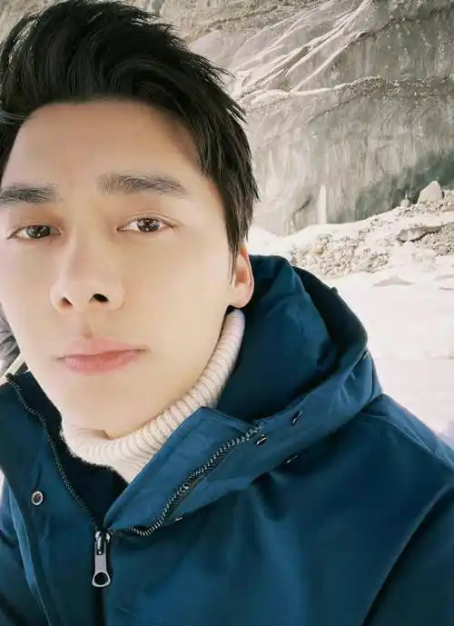 明星最真实的素颜是什么样子:龚俊胡渣明显,李易峰皱纹清晰可见_状态