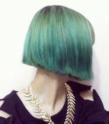 女生闷青色波波头短发发型图片 女生闷青色短发发型图片