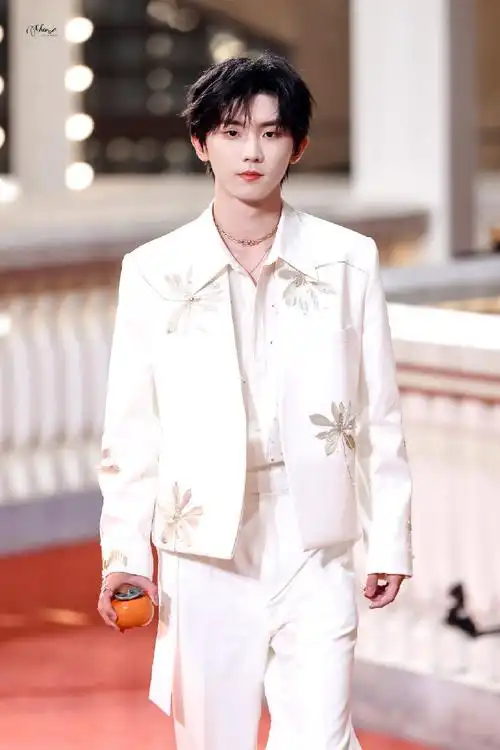 中国国际时装周超话#中国国际时装周##了不起的中国设计#马嘉祺@时代