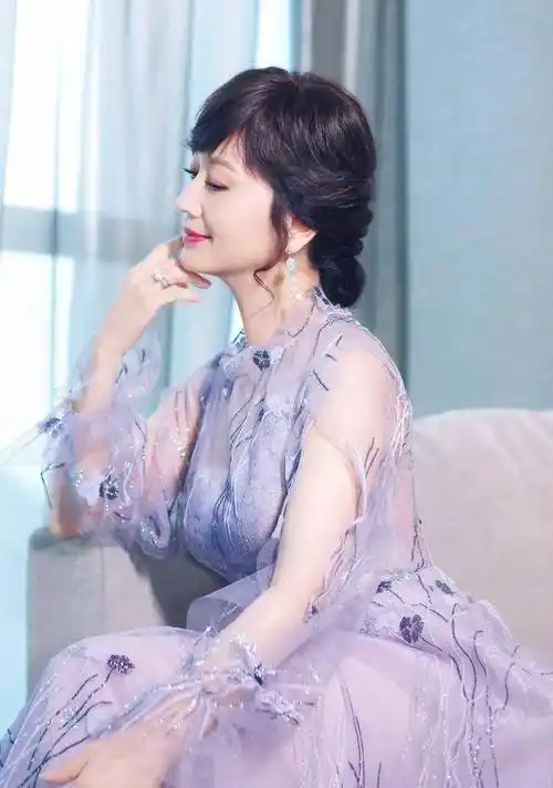 赵雅芝尝试"性感风",68岁身材依旧,气质温婉更有韵味_圆点_网友_照片