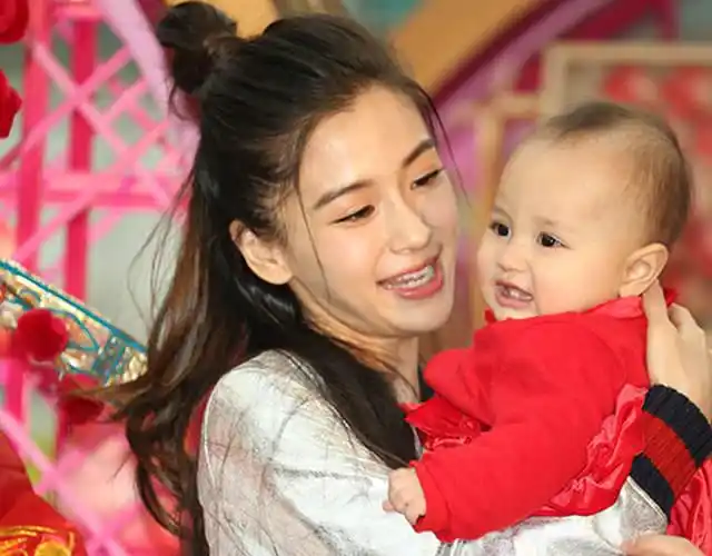 baby身穿粉色长裙登台,长发披肩,现场她表示希望可以生一个猴子宝宝