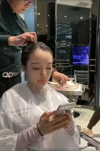 李小璐做头发被曝光,新发型气质佳!