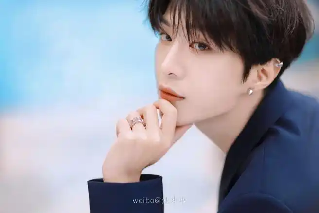 底 线 在哪里?营业视 频 在哪里?想看动态的谢谢#范丞丞戴的耳钉