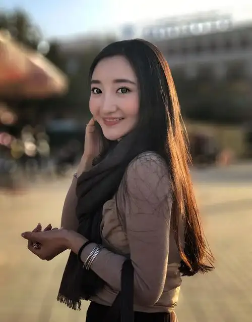 点按屏幕对焦,对焦框对准拍摄的人物,使人物清晰.