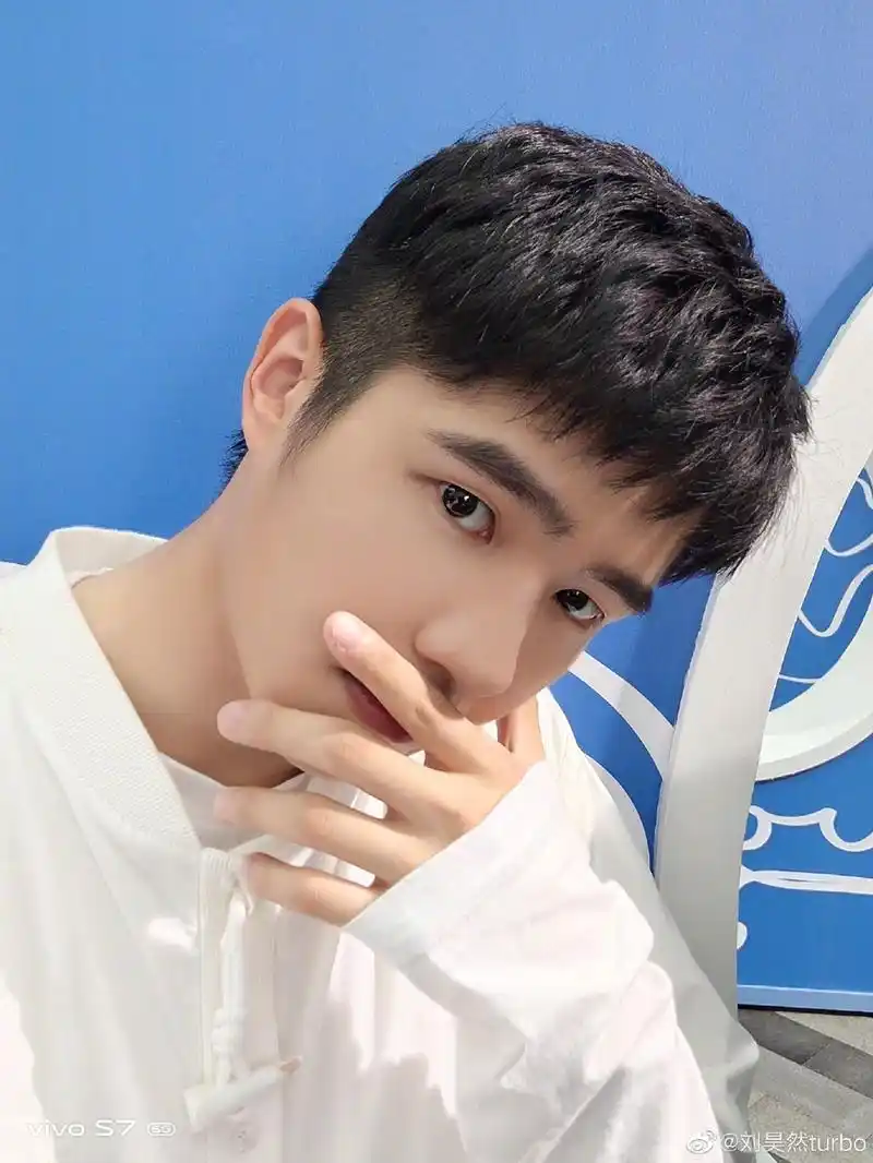 刘昊然超可爱童年照曝光发型依旧婴儿肥脸肉嘟嘟