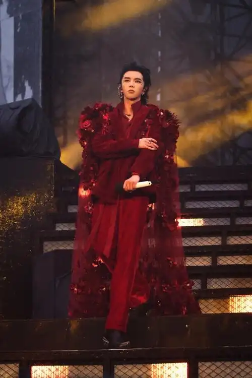 华晨宇长沙演唱会再现红衣少年##华晨宇红衣梦回快男出道夜