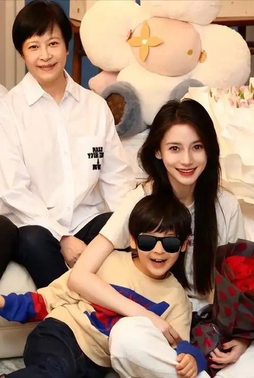 angelababy晒35岁生日照,与父母儿子罕见同框,小海绵正脸像外公|杨颖