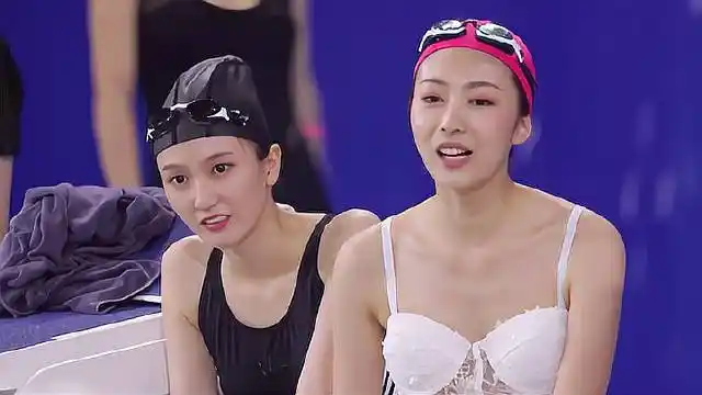 火箭少女集体穿泳装,当镜头拉近那刻,我瞬间被惊艳到了!