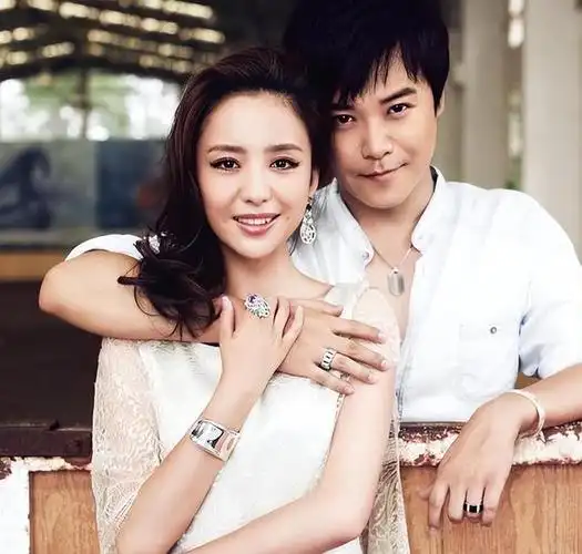 佟丽娅离婚后变得更加大胆,穿吊带小黑裙秀身材,40岁性感迷人