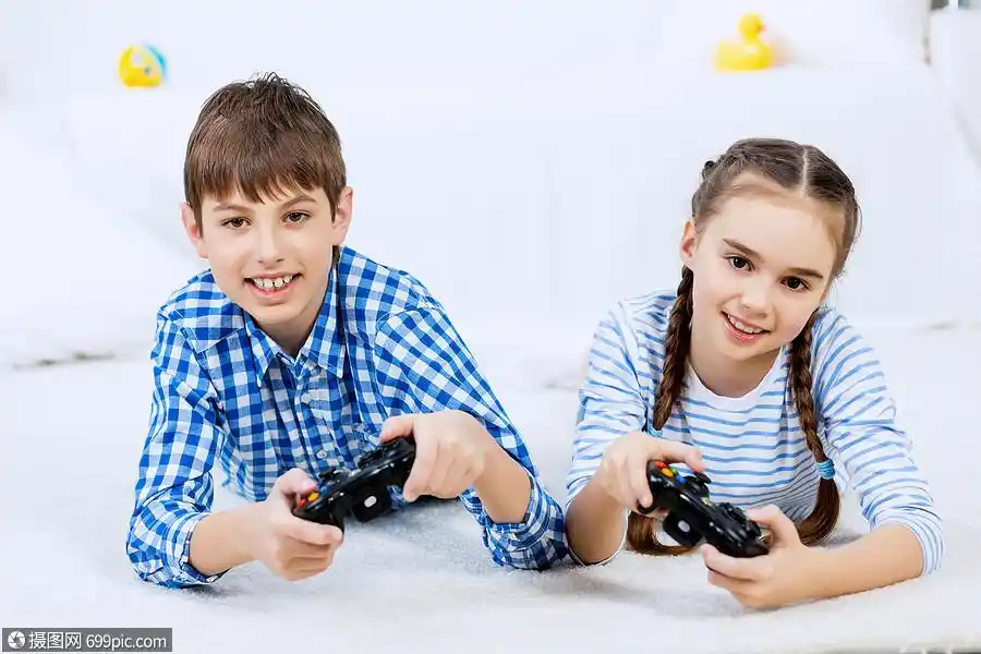 孩子们玩游戏控制台可爱的孩子躺地上,操纵杆上玩游戏