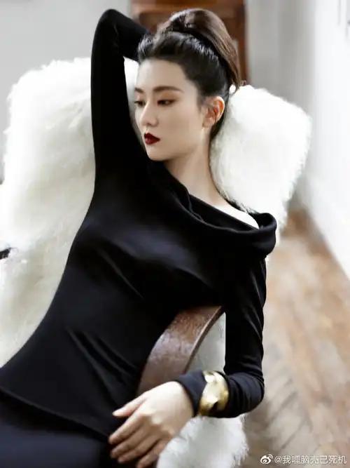 乔欣黑裙造型##乔欣黑色露肩长裙##乔欣黑裙大片
