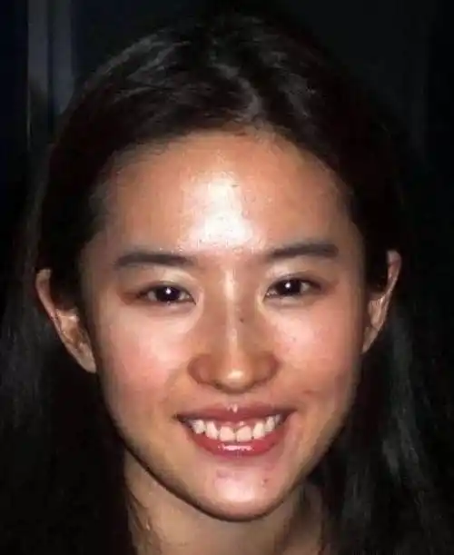 也许是因为有经过化妆师精心打扮的原因,刘亦菲的皮肤光滑白皙得似乎