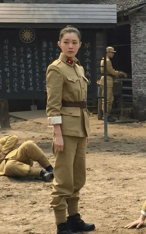 40位女明星军装照赵丽颖金晨英气逼人热巴娇俏景甜青春可人