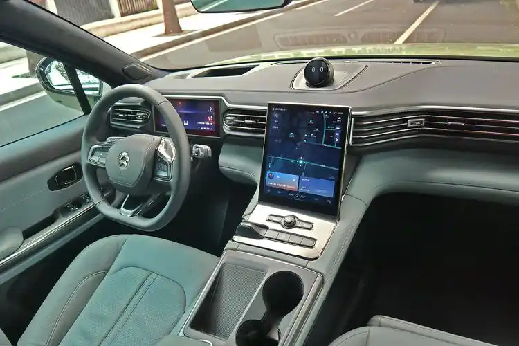 蔚来es6车内的内饰设计也基本上与es8相同,经典的双屏设计整体保留