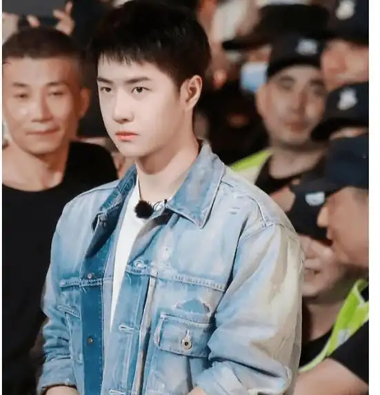 王一博录制四川综艺秀,化身"王大爷"拿蒲扇,吃货形象引人瞩目