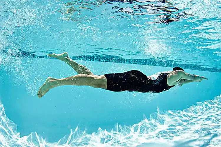 男性_游泳_运动员_水下_游泳池_高清图片_全景视觉