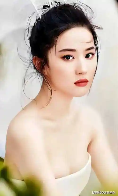 这谁顶得住啊!36岁刘亦菲,饱满性感韵味十足!