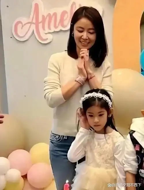 小海豚惊艳亮相霍建华与林心如之女美丽基因完美传承