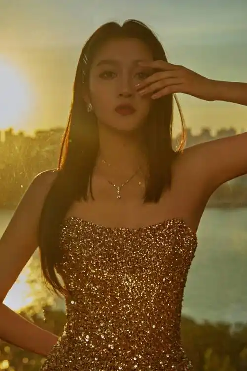 关晓彤穿紧身长裙秀曼妙身材巧妙开叉露长腿网友鹿晗有福了