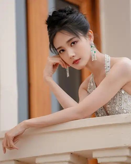 李一桐v型亮闪白色长裙美背写真,身材窈窕,楚楚动人!_高清图集_新浪网