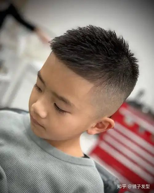 精选小男孩发型13款,百变有型很精神,剪完真帅气