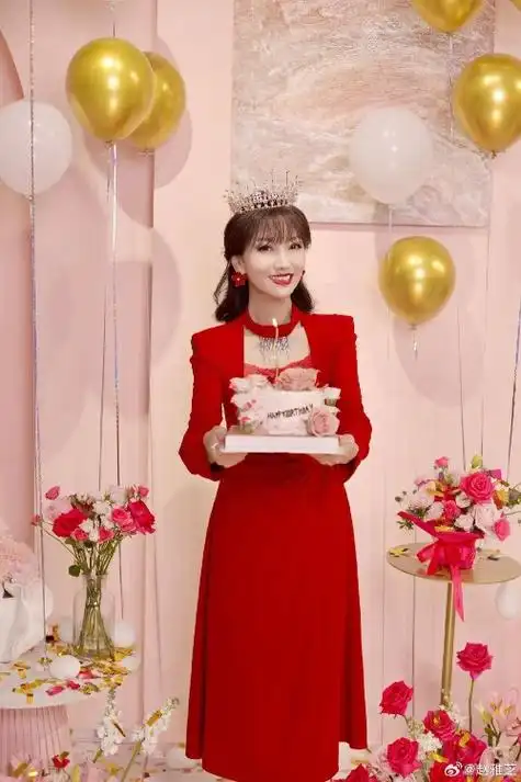 赵雅芝晒照庆祝70岁生日 穿红色长裙戴皇冠状态惊艳 _ 游民星空 gamer