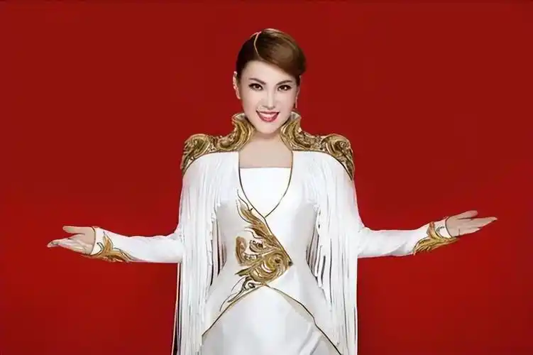 拥有21张个人专辑,获得过30多次奖项的女歌手乌兰图雅靠着自身的能力