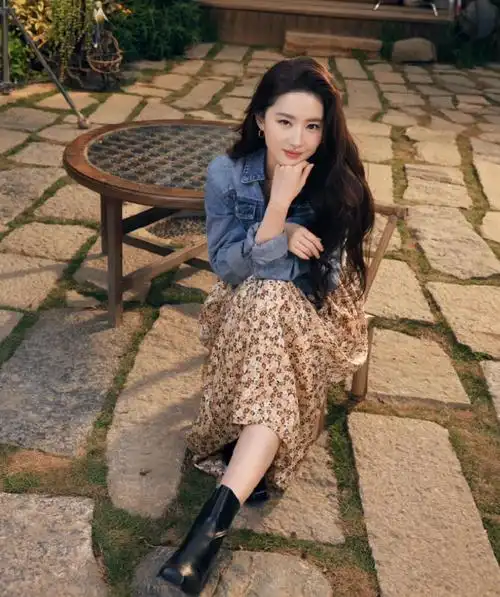 原创刘亦菲吃路边摊太接地气穿搭朴素难掩脱俗气质简简单单却穿出高级