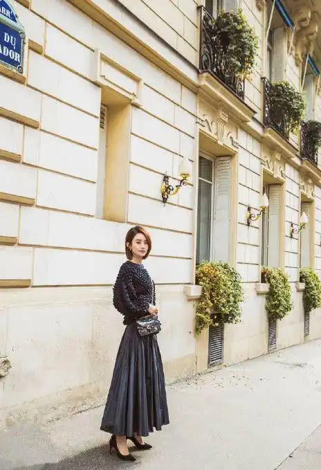 赵丽颖婚后,时尚街拍,穿衣单配越发时尚