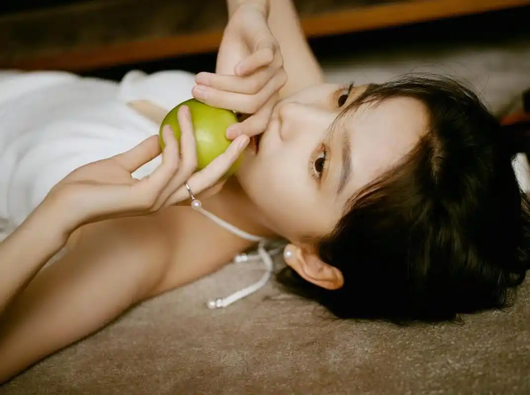 艳若桃李,温柔可人的小公主#章若楠# 肤白貌美的容颜,白皙水嫩的肌肤