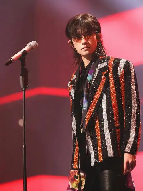 易烊千玺爱情鸟你好颓废我好爱啊啊啊