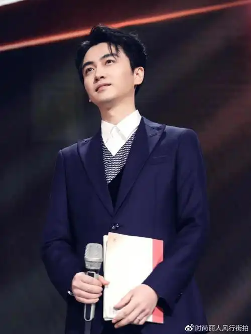 陈晓当阿迪大使后上红色晚会"洗白"?穿西装央视脸帅翻,超惊艳